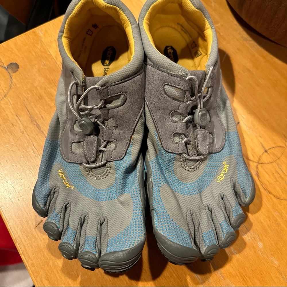 Vibram FiveFingers,Sz. 42 
Grey/Blue/Yellow Glove-like-ToeShoes
Look Nearly New!